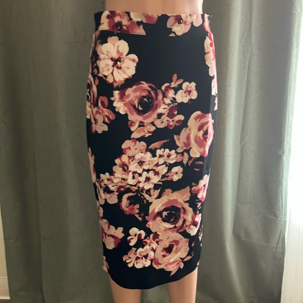 Pink and black a-line skirt
By Iris 
Size M